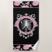 ゴシック様式の愛 |ピンクと黒のスケルトンハートフローラ ビーチタオル (正面)