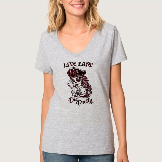 ゴシック様式の海賊スカル女性が早死にかわいらし Tシャツ (正面)