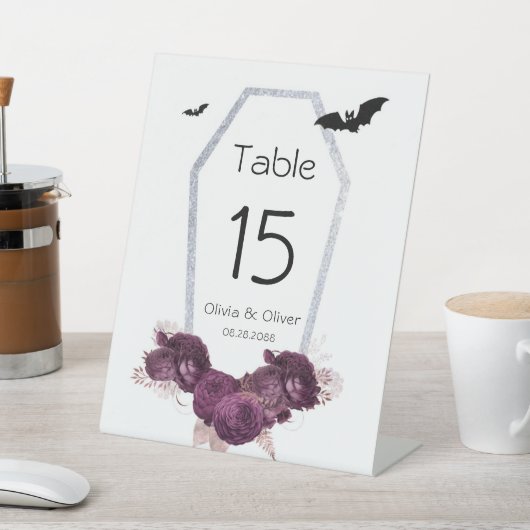 ゴシック様式の紫と銀の棺のこうもり結婚ズ 台座サイン (インサイチュ)