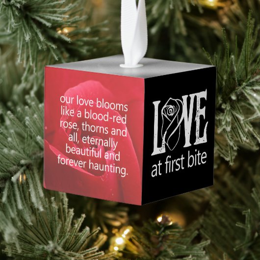ゴシック様式の赤いバラがファーストバイトで愛結婚する キューブオーナメント (ツリー)