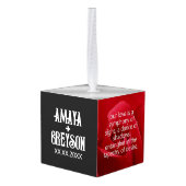 ゴシック様式の赤いバラがファーストバイトで愛結婚する キューブオーナメント (裏面アングル)