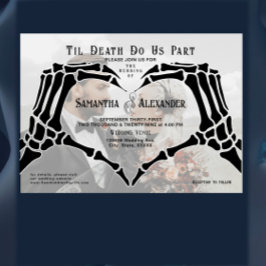ゴシック様式の黒い骨格の手が死結婚の ベラム紙招待状