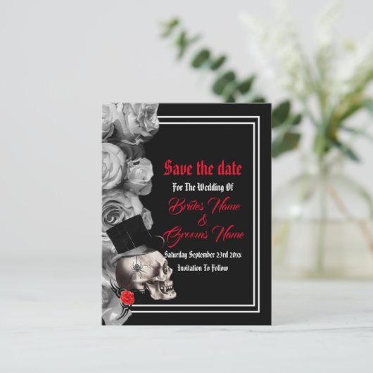 ゴシック様式の、バイクもしくは自転車に乗る人または石の黒い結婚式の保存日付 案内ポストカード (スタンド正面)