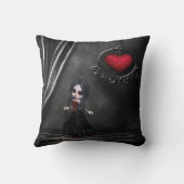 ゴシック様式ロマンスのゴシックの女の子及びぶら下がったなハートの枕 クッション (裏面)