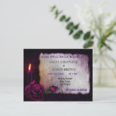 ゴシック様式ロマンスの紫色のバラの蝋燭ライト結婚式 インビテーションポストカード (スタンド正面)