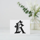 ゴシック様式手紙"K"のクラシックな英国のイニシャル 名刺 (スタンド正面)