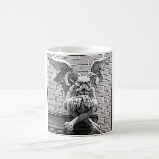 ゴシック様式石造りのガーゴイルのファンタジーの創造物の彫像 コーヒーマグカップ (中央)