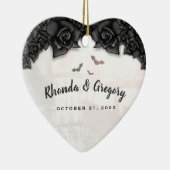 ゴシック様式黒いバラ及びこうもりのハロウィンの結婚式のハート セラミックオーナメント (右)