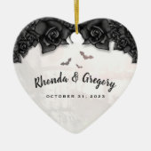 ゴシック様式黒いバラ及びこうもりのハロウィンの結婚式のハート セラミックオーナメント (正面)