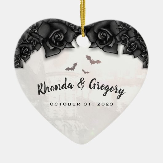 ゴシック様式黒いバラ及びこうもりのハロウィンの結婚式のハート セラミックオーナメント (正面)