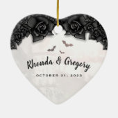 ゴシック様式黒いバラ及びこうもりのハロウィンの結婚式のハート セラミックオーナメント (裏面)