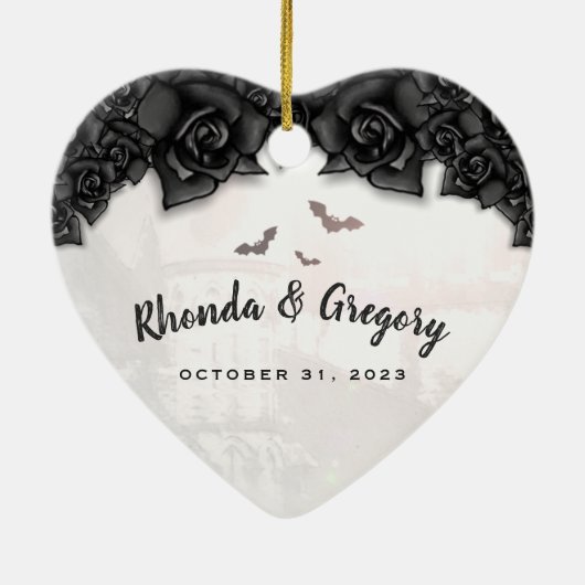 ゴシック様式黒いバラ及びこうもりのハロウィンの結婚式のハート セラミックオーナメント (裏面)
