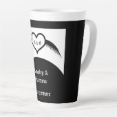 ゴシック結婚ス翼ハートカスタムモノグラムの カフェラテマグ (右アングル)