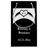 ゴシック結婚ス翼ハートカスタムモノグラムの スモールペーパーバッグ (裏面)