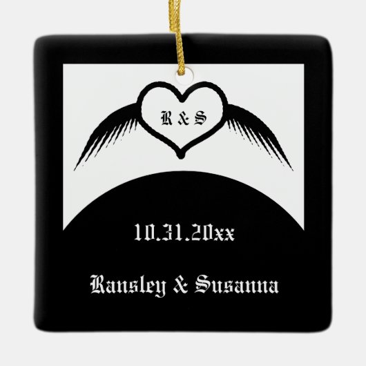 ゴシック結婚ス翼ハートカスタムモノグラムの セラミックオーナメント (正面)