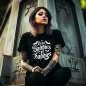 ゴシック調のEven Baddies get Saddies Tシャツ