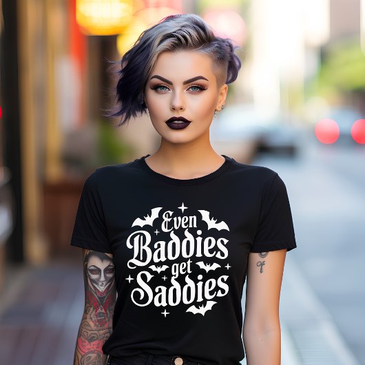 ゴシック調のEven Baddies get Saddies Tシャツ