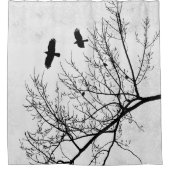 ゴシック風のカラスと木々 – 白黒 シャワーカーテン (正面)