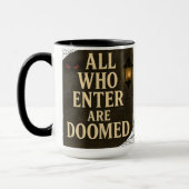 ゴシック風の不気味なサイン デザイン「All Who Enter Are Doomed」 マグカップ (左)