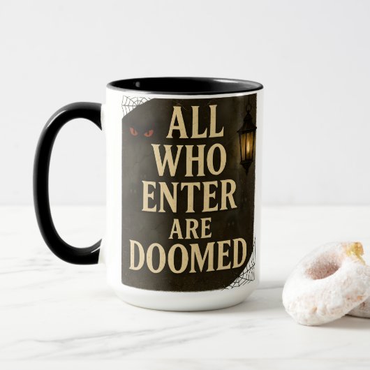 ゴシック風の不気味なサイン デザイン「All Who Enter Are Doomed」 マグカップ (ドーナツ付き)