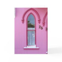 ゴシック風の窓と雪 – マーサのブドウ畑