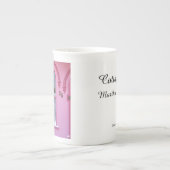 ゴシック風の窓と雪 – マーサのブドウ畑 ボーンチャイナマグカップ (正面)