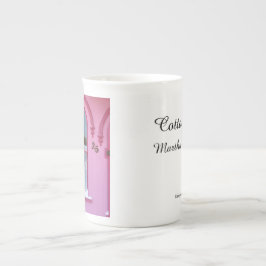 ゴシック風の窓と雪 – マーサのブドウ畑 ボーンチャイナマグカップ