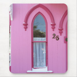 ゴシック風の窓と雪 – マーサのブドウ畑 マウスパッド