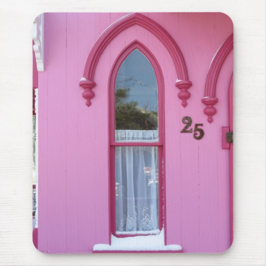 ゴシック風の窓と雪 – マーサのブドウ畑 マウスパッド (正面)