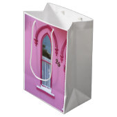 ゴシック風の窓と雪 – マーサのブドウ畑 ミディアムペーパーバッグ (正面アングル)