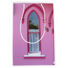 ゴシック風の窓と雪 – マーサのブドウ畑 ミディアムペーパーバッグ