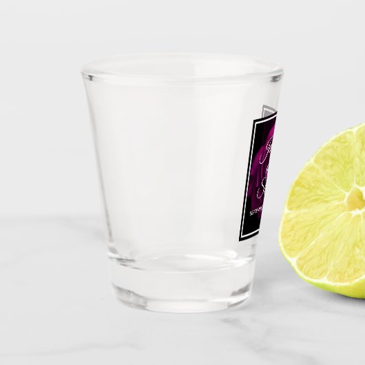 ゴシック風の紫色がかった赤いバラの花結婚の ショットグラス (左)