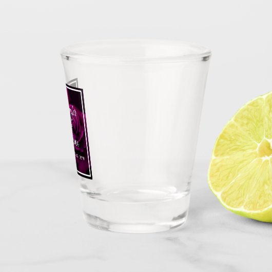 ゴシック風の紫色がかった赤いバラの花結婚の ショットグラス (右)