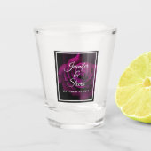 ゴシック風の紫色がかった赤いバラの花結婚の ショットグラス (正面)