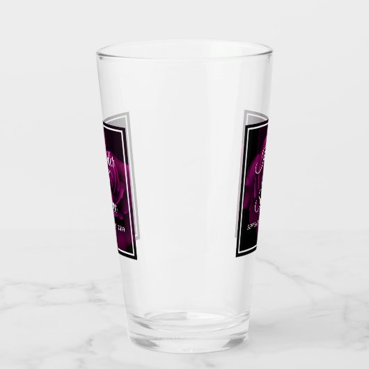 ゴシック風の紫色がかった赤いバラの花結婚の タンブラーグラス (左)