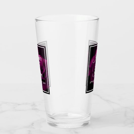 ゴシック風の紫色がかった赤いバラの花結婚の タンブラーグラス (右)