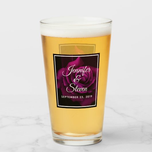 ゴシック風の紫色がかった赤いバラの花結婚の タンブラーグラス (ドリンク正面)