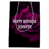 ゴシック風の紫色がかった赤バラの花の誕生日 ミディアムペーパーバッグ (裏面)
