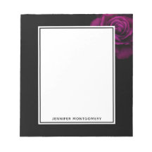 ゴシック風の紫赤バラの花