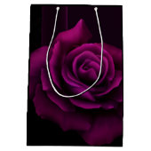 ゴシック風の紫赤バラの花 ミディアムペーパーバッグ (裏面)