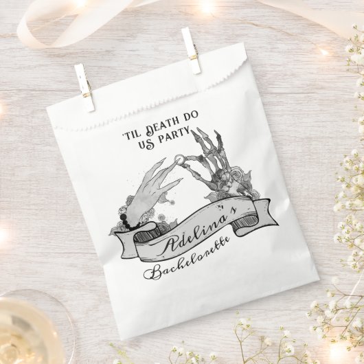 ゴシック風の花嫁または死ぬまで死亡バチェロレッテ週末 フェイバーバッグ (クリップ留めされた状態)