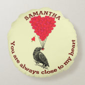 ゴシッパーソナライズされたクカラスと赤いバレンタインハート ラウンドクッション (裏面)