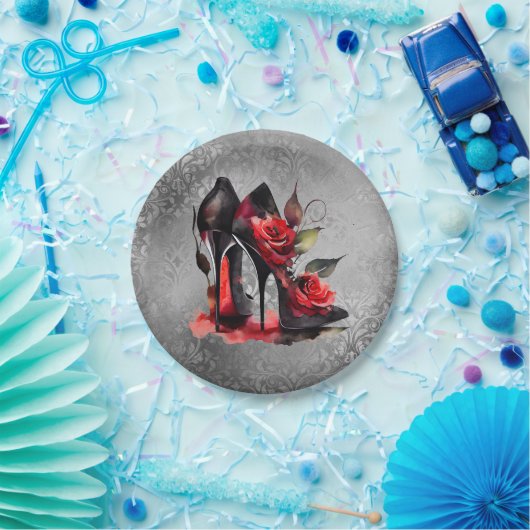 ゴシッファッショニスタク赤の下のバラ付き文字 ペーパープレート (パーティー)