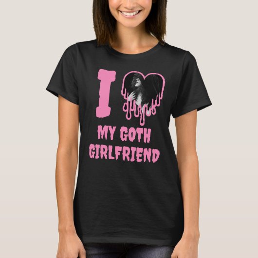 ゴスロリ彼女への愛をピンクのハートの写真入りTシャツで表現 Tシャツ (正面)