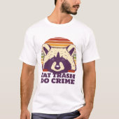 ゴミを食べて犯罪を行う面白いアライグマ Tシャツ (正面)