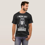 ゴミを食べるために筋トレするアライグマジム Tシャツ (正面フル)