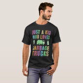ゴミ収集車が大好きな少年 地球を救おう Tシャツ (正面フル)