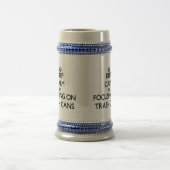ゴミ箱に焦点を合わせることによって平静を保って下さい ビールジョッキ (中央)