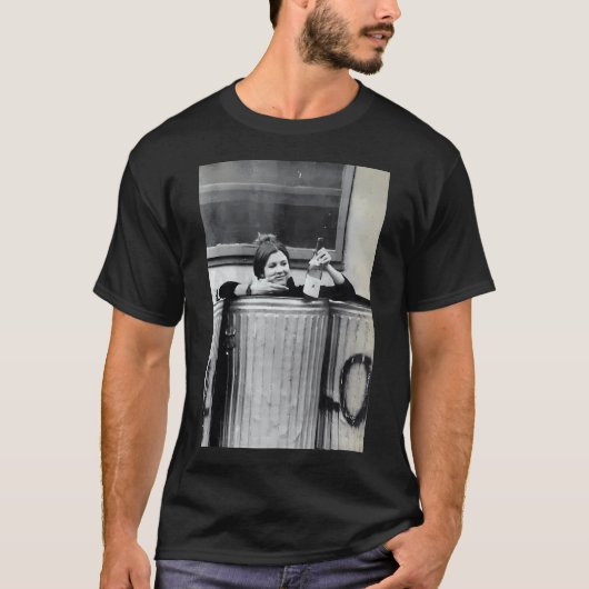ゴミ箱の中のキャリー・フィッシャー Tシャツ (正面)