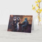 ゴミ箱を漁るアライグマたちがバーで飲みながら悪口を言っている カード (黄色い花)